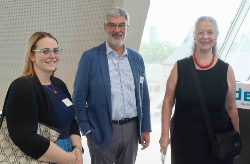v.r.n.l.: Claudia Ackermann (vdek Hessen) mit Armin Beck und Lisa Marie Probst (beide KV Hessen) v.r.n.l.: Claudia Ackermann (vdek Hessen) mit Armin Beck und Lisa Marie Probst (beide KV Hessen)